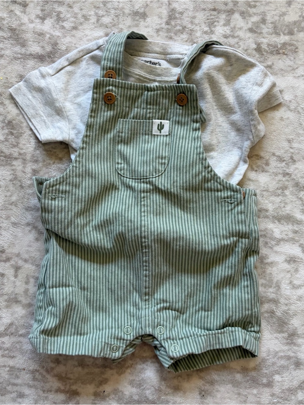 Carter’s 3-6 month green overall set